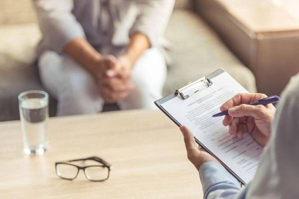 به کدام یک مراجعه کنیم؟ روانشناس، روانپزشک یا مشاور؟